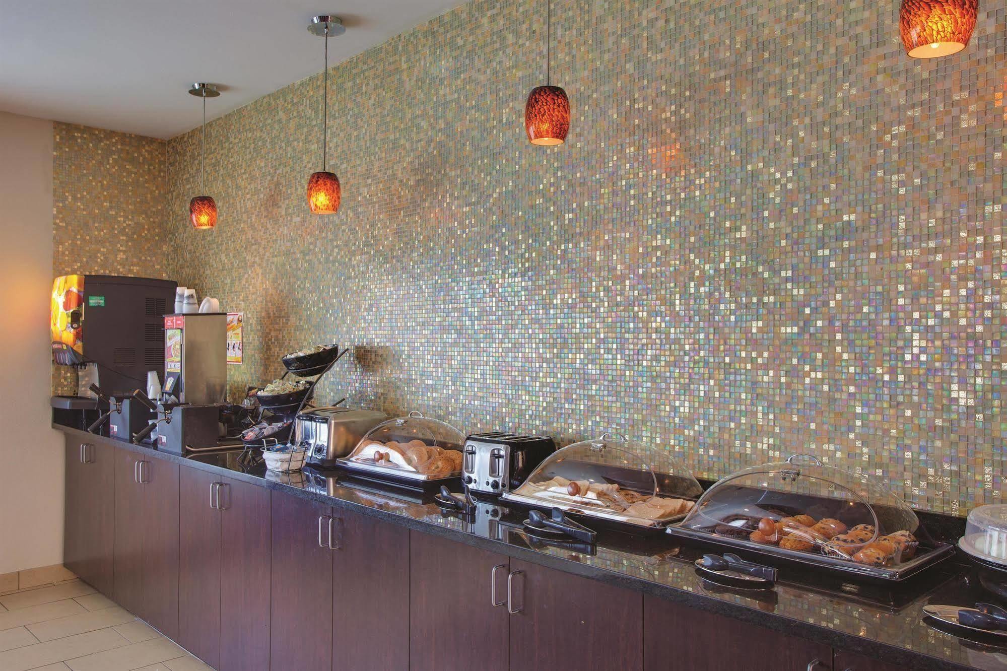 Comfort Inn & Suites Verona At Turning Stone Resort Casino Exterior photo